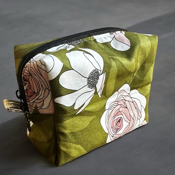Handcrafted Cosmetic Bag-Green Multi-Color floral Exterior, Gold Interior New - Picture 1 of 6